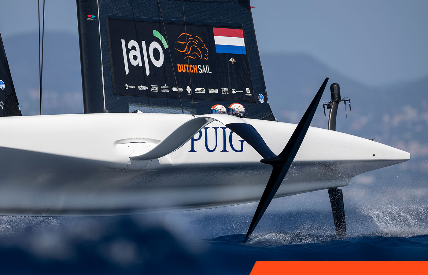 AC40 van JAJO Team DutchSail voor de kust van Barcelona